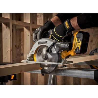 5. DeWALT DCS565P2-QW Tragbare Kreissäge
