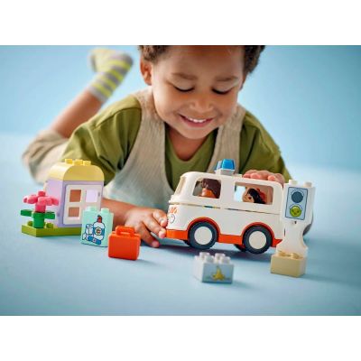 7. LEGO DUPLO TOWN 10447 Krankenwagen mit Fahrer