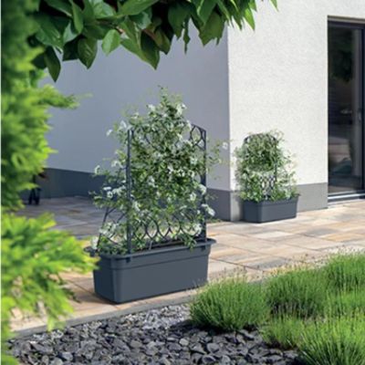 9. BLOMA GRAUER STEINBLUMENTOPF MIT PERGOLA