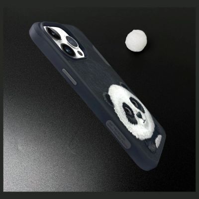 8. Nimmy Big Eyed Pet 2.0 Panda Hülle für iPhone 15 Pro - Schwarz