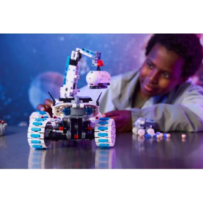 11. LEGO Technic 42211 – Mondaußenposten-Weltraumrover