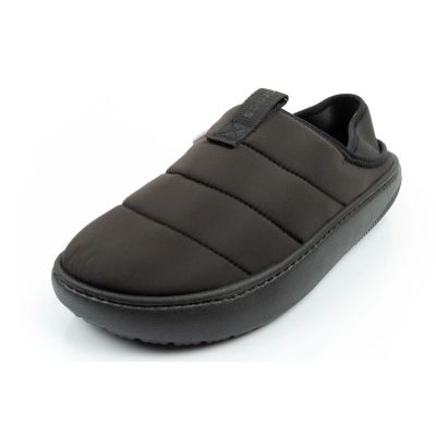 3. Crocs Herren-Hausschuhe Classic Puff Moc Hausschuhe schwarz isoliert