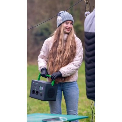 13. Tragbare Powerstation APC OffGrid 730, 738 Wh Lithium-Ionen, LCD, 2 CEE 7/3 Schuko-Steckdosen, Sinuswelle, 3 USB-A, 2 USB-C, kabelloses Ladegerät