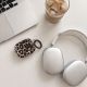 7. Tech-Protect Lamano Hülle für AirPods 4/5 – schwarz und braun