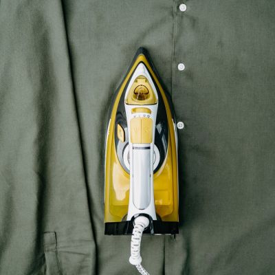 14. Adler CR 5029 Dampfbügeleisen (2400W; gelb)