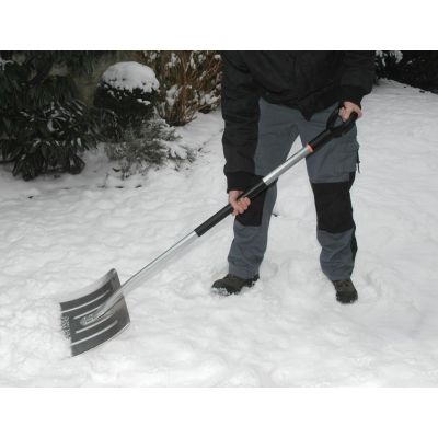 2. Fiskars 143060 Schneeschaufel