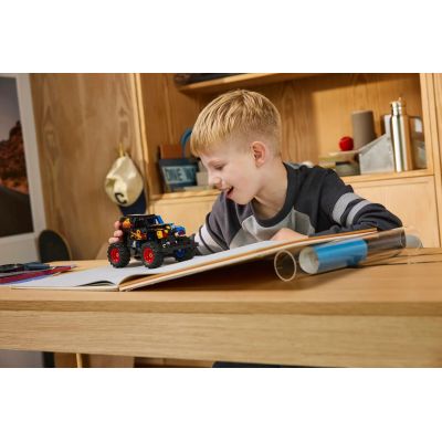 8. LEGO Technic 42219 Monster Jam Grave Digger Feuer und Eis