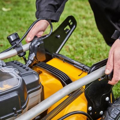 5. DeWalt DCMW564P2-QW Akku-Rasenmäher (480 mm)