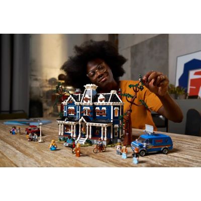 8. LEGO Icons 11370 – Stranger Things: Creel-Haus