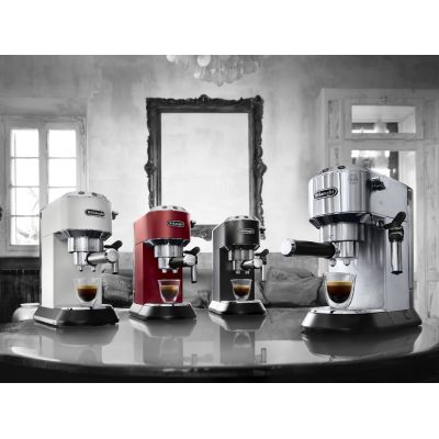 8. DeLonghi Dedica Style EC 685.M Siebträger-Kaffeemaschine (1350W; silberfarben)