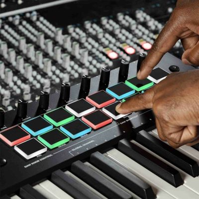 10. M-AUDIO Oxygen PRO 49 - Keyboard-Controller