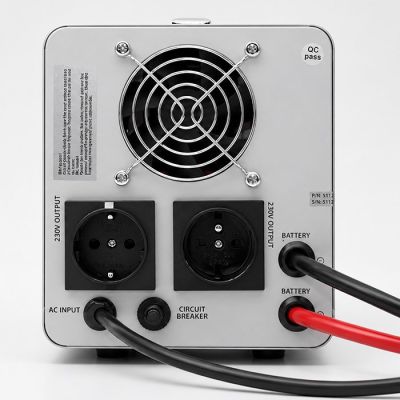 4. USV Qoltec 50451 Sinus-Wechselrichter 1000 VA/720 W 12/230 V mit AVR | LCD | LiFePO4 AGM-Gel-Akku
