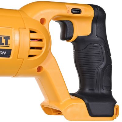 4. DeWalt DCS380N-XJ Säbelsäge