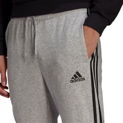 11. adidas Essentials Fleece M GK8824 Hose