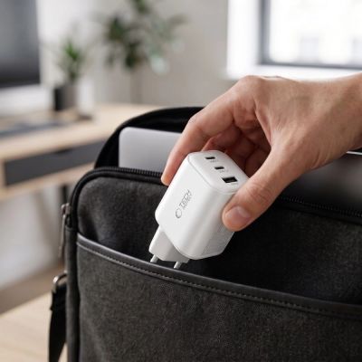 5. Tech-Protect NCA100W-GaN 3-Port PD 3.2 100W / QC3.0 Wandladegerät – Weiß