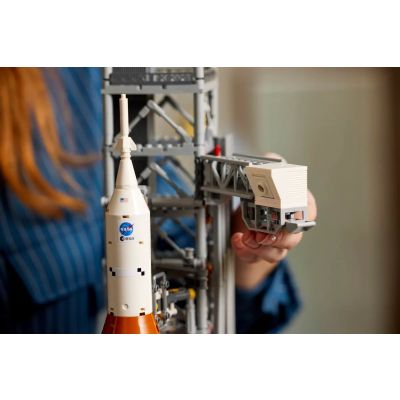 13. LEGO Icons 10341 NASA Artemis SLS-Rakete