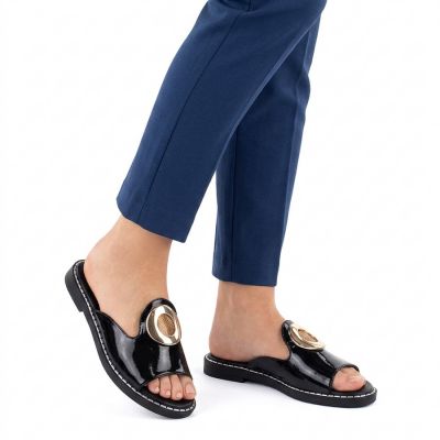 5. Schwarze Damen-Flip-Flops aus Lackleder mit Verzierung M.Daszyński MR2266-5