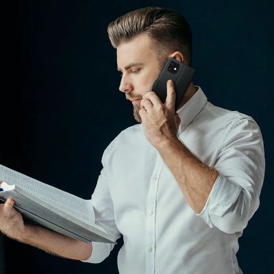 7. Tech-Protect Wallet MagSafe Hülle für iPhone 13 – Schwarz