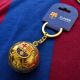 3. Original lizenzierter FC Barcelona Schlüsselanhänger in Form eines goldenen Balls mit dem Wappen B7081