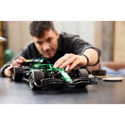 13. LEGO Technic 42240 - Aston Martin Aramco AMR25 Formel-1-Rennwagen