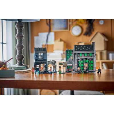 10. LEGO Harry Potter 76471 – Magische Läden in der Nokturngasse