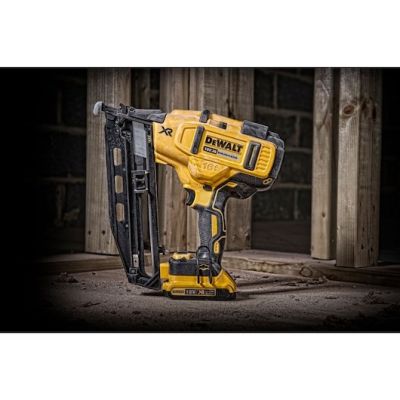 2. DeWALT DCN660D2-QW Nagler/Hefter