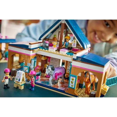 10. LEGO Friends 42688 – Stallungen und Reitschule