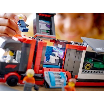 11. LEGO CITY 60445 F1 Truck mit RB20 und AMR24 F1 Autos