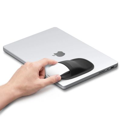 7. Spigen LD220 Maushülle – Schwarz