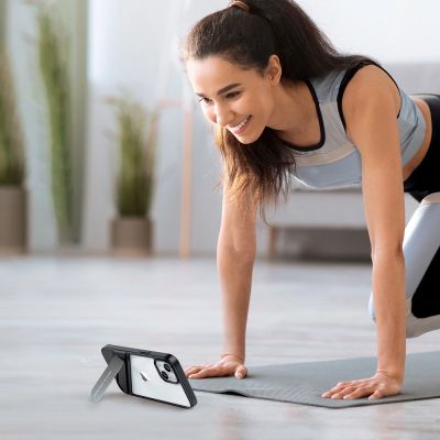 8. Ugreen Fusion Kickstand Case iPhone 13 Pro Hardcover mit Gelrahmen und Ständer schwarz (90153)