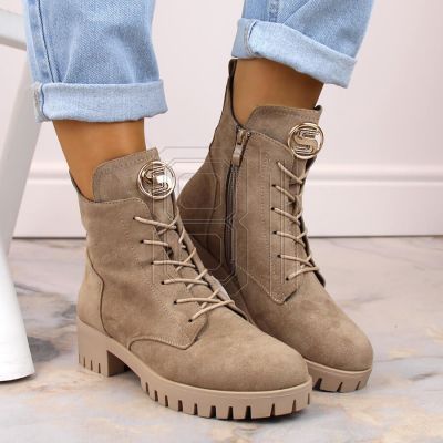 6. Wildlederstiefeletten mit Blockabsatz und Plateau, isoliert, M.Daszyński W SAN22, beige