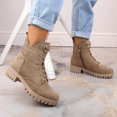 13. Wildlederstiefeletten mit Blockabsatz und Plateau, isoliert, M.Daszyński W SAN22, beige