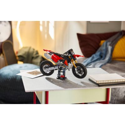 8. LEGO Technic 42238 - Ducati Desmo450 MX Werksmotorrad