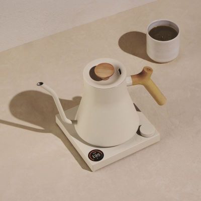6. Fellow Stagg EKG PRO 900ml Sesambeige Wasserkocher mit Holzgriff