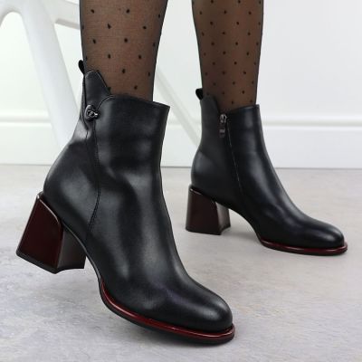 6. Schwarze Damen-Lederstiefeletten mit Zierabsatz Filippo DBT7363