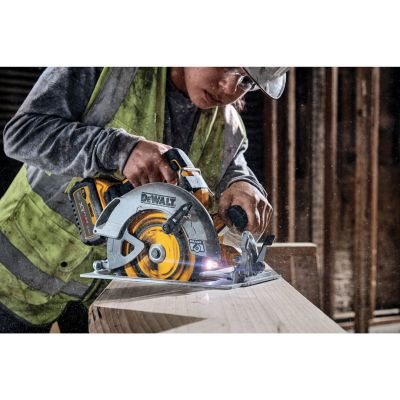 3. DeWALT DCS573NT-XJ Tragbare Kreissäge