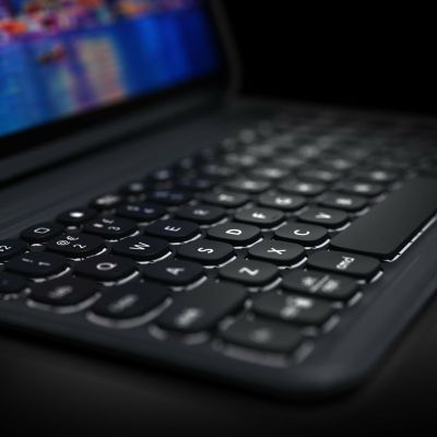 6. ZAGG Keyboard Pro Keys – Hülle mit Tastatur und Apple Pencil-Halterung für iPad 10,9" 10G / 11" (A16) (schwarz/grau)