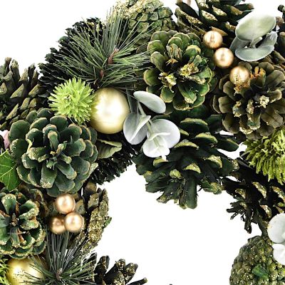2. Dekorativer Kranz 34 cm, grün, mit Zapfen und Weihnachtskugeln – Mica Decorations