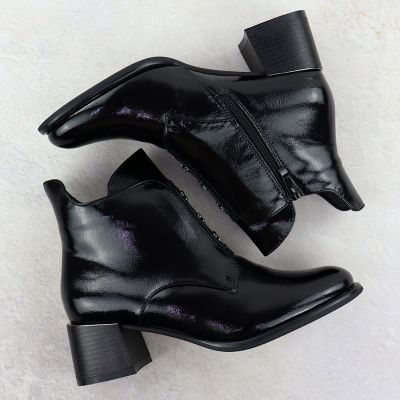 4. Lack-Stiefeletten für Damen mit Schleifen und Blockabsatz, schwarz M.Daszyński 2481