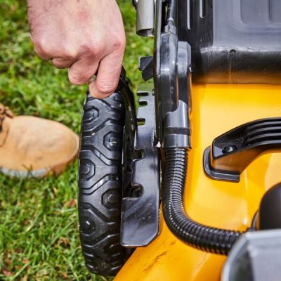6. DeWalt DCMW564P2-QW Akku-Rasenmäher (480 mm)