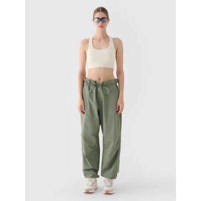 7. Lässige Oversize-Fallschirmhose für Damen 4F 4FRSS24TTROF1330-44S
