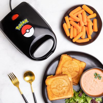 2. Uncanny Brands Pokémon Pokéball-Toaster Schwarz, Rot, Weiß