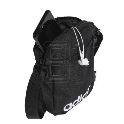 8. adidas Essentials Organizer-Tasche HT4738