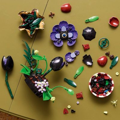 14. LEGO Botanische Kollektion 11513 – Dunkles Blumenarrangement