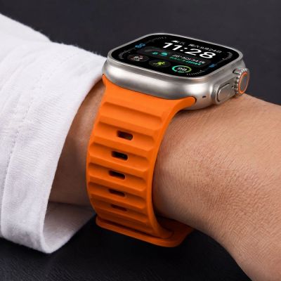 8. Tech-Protect Silikonarmband für Apple Watch 44 / 45 / 46 / 49 mm – Orange