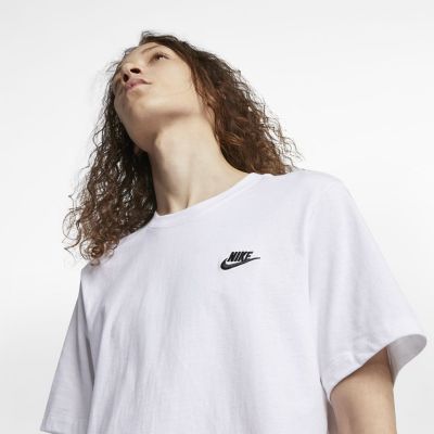 3. Nike NSW Club M AR4997-101 T-Shirt