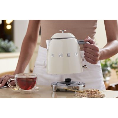 41. SMEG KLF05CREU Mini-Creme-Wasserkocher mit 0,8 l Fassungsvermögen