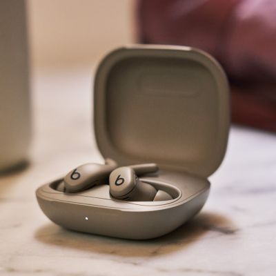 5. Apple Powerbeats Fit - Kabellose Trainings-Ohrhörer mit Geräuschunterdrückung - Kieselgrau (ME2K4ZM/A)