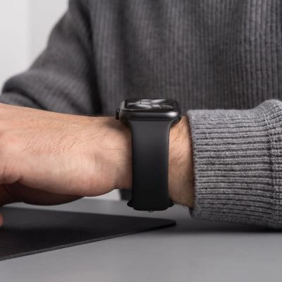 6. Tech-Protect Silikonarmband für Apple Watch 44 / 45 / 46 / 49 mm – Schwarz