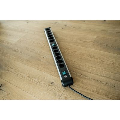 7. Steckdosenleiste mit Schalter Silber-Schwarz Schutzkontakt 1 Stück.